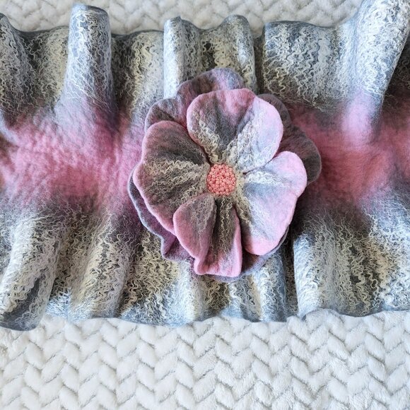 NWOT Handmade Felted Wool Wrap Scarf, Silk-Soft Nuno Felt, Women Neck Warmer - Picture 10 of 13